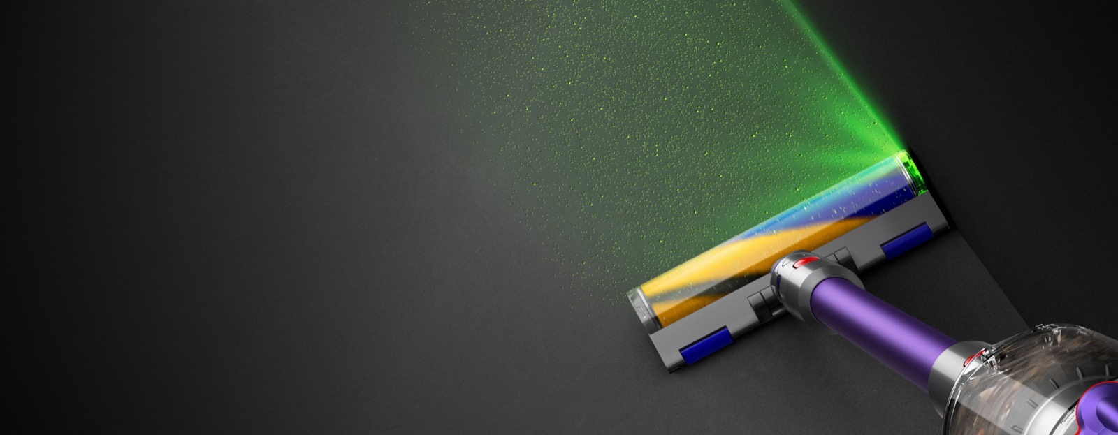 Подсветка Fluffy Optic™ пылесоса Dyson Gen5detect™ Absolute выявляет пыль на твёрдом полу